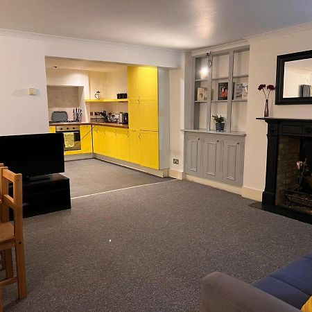 Entire 2-Bedroom Flat In Camden Лондон Экстерьер фото